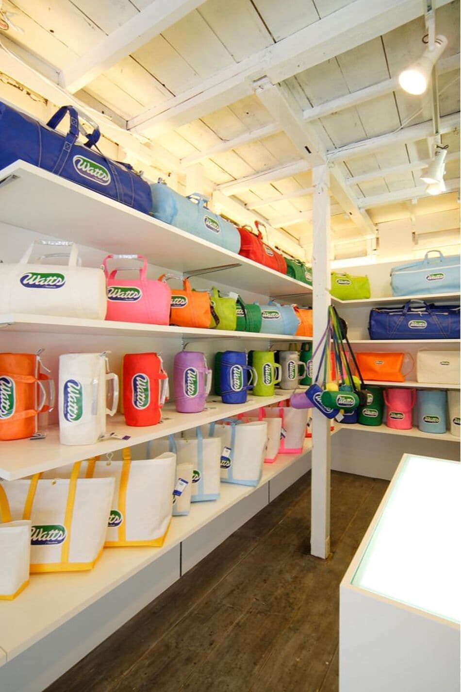 自由ヶ丘 カラフルなバック